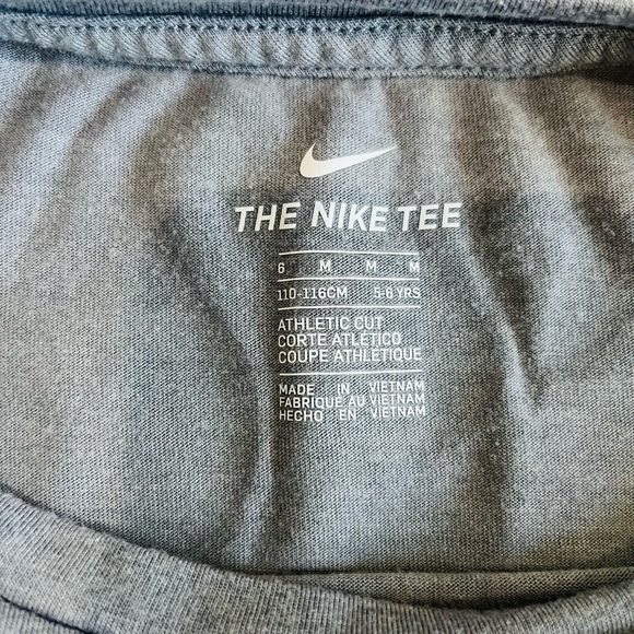 Girls Slightly Cropped Nike Tee Size 6 - Picture 3 of 3